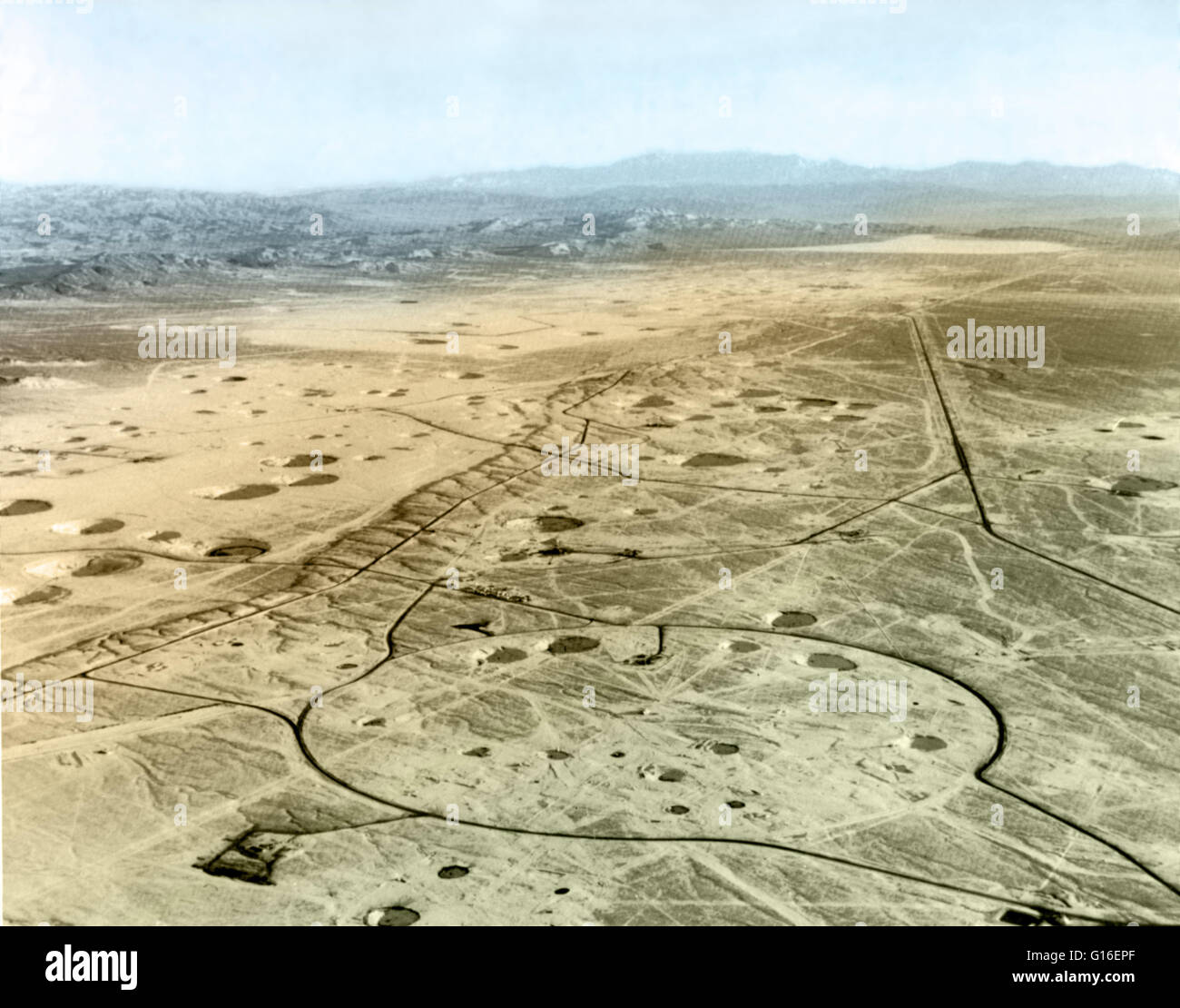 Il colore dell'immagine avanzata dell'estremità nord di Yucca Flat al Nevada National Security sito. La maggior parte dei test nucleari sotterranei sono state condotte in questa valle, lasciando testimonianze visibili sulla superficie in forma di subsidenza crateri nelle dimensioni variabili. Subsid Foto Stock