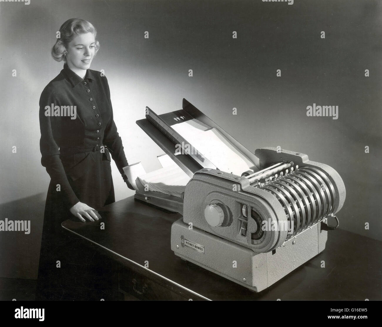 Nel 1902 Arthur Pitney brevettato il suo primo 'double-locking' a mano affrancatura a gomito-macchina per stampaggio, e fondò il Pitney macchina postale azienda. In 1908, Walter Bowes, fondatore della Universal Stamping Machine Company, ha cominciato a fornire il timbro di annullamento di mach Foto Stock