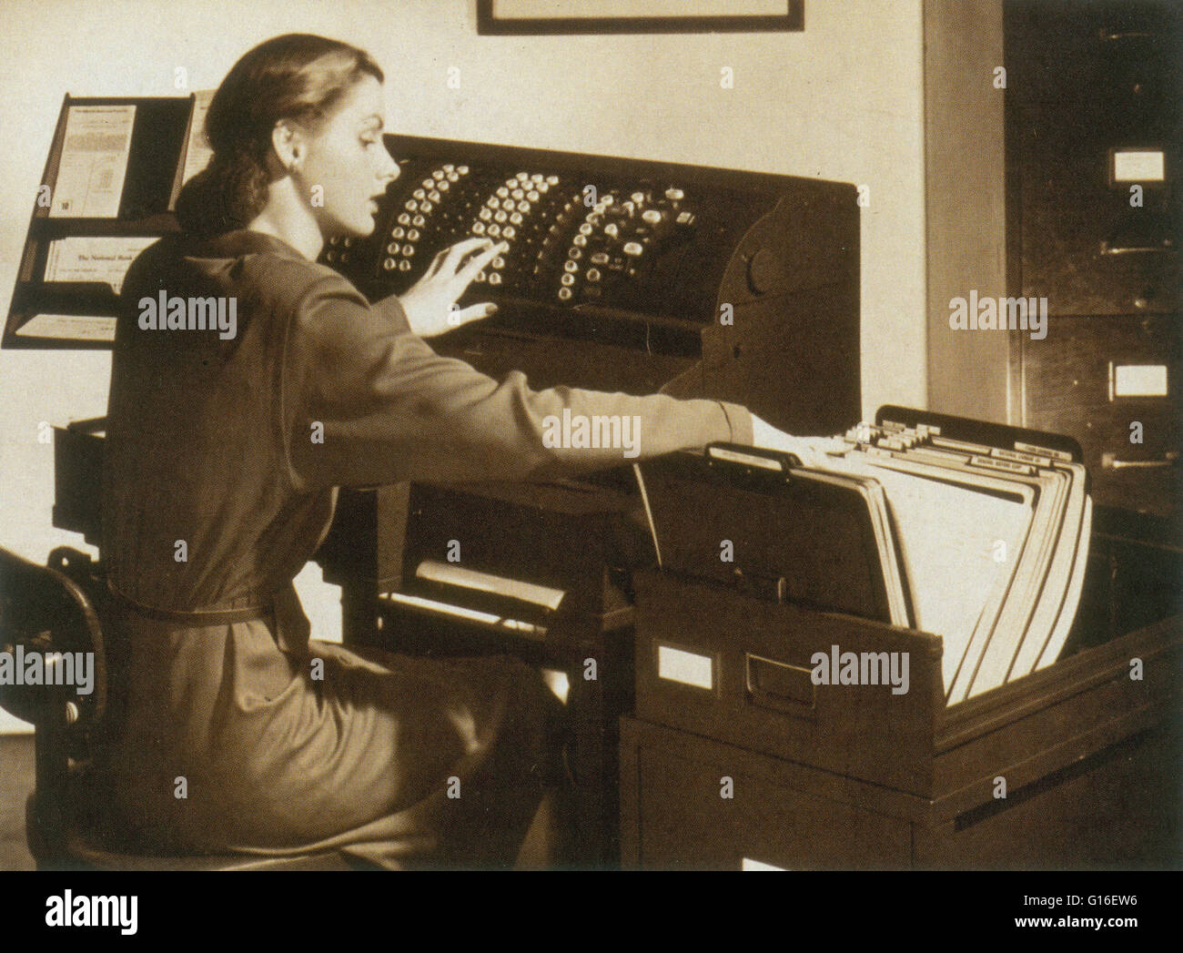 Dai primi anni del Novecento attraverso gli anni sessanta, calcolatrici meccaniche dominato il desktop computing mercato. Questi dispositivi sono stati motorizzati e avevano carrelli mobili dove i risultati dei calcoli sono stati visualizzati da comporre. Quasi tutte le tastiere sono state pieno - ogni Foto Stock