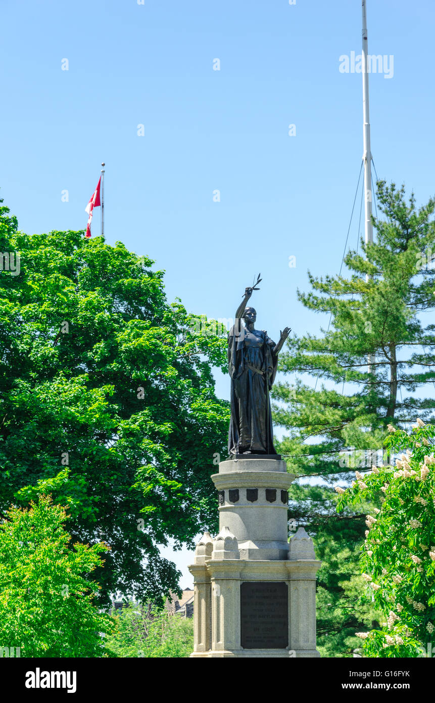 Toronto, Canada - 26 maggio 2013: Statua al Queen's Park edifici legislativa giardino. Esso è stato progettato dall architetto Richard A. Foto Stock