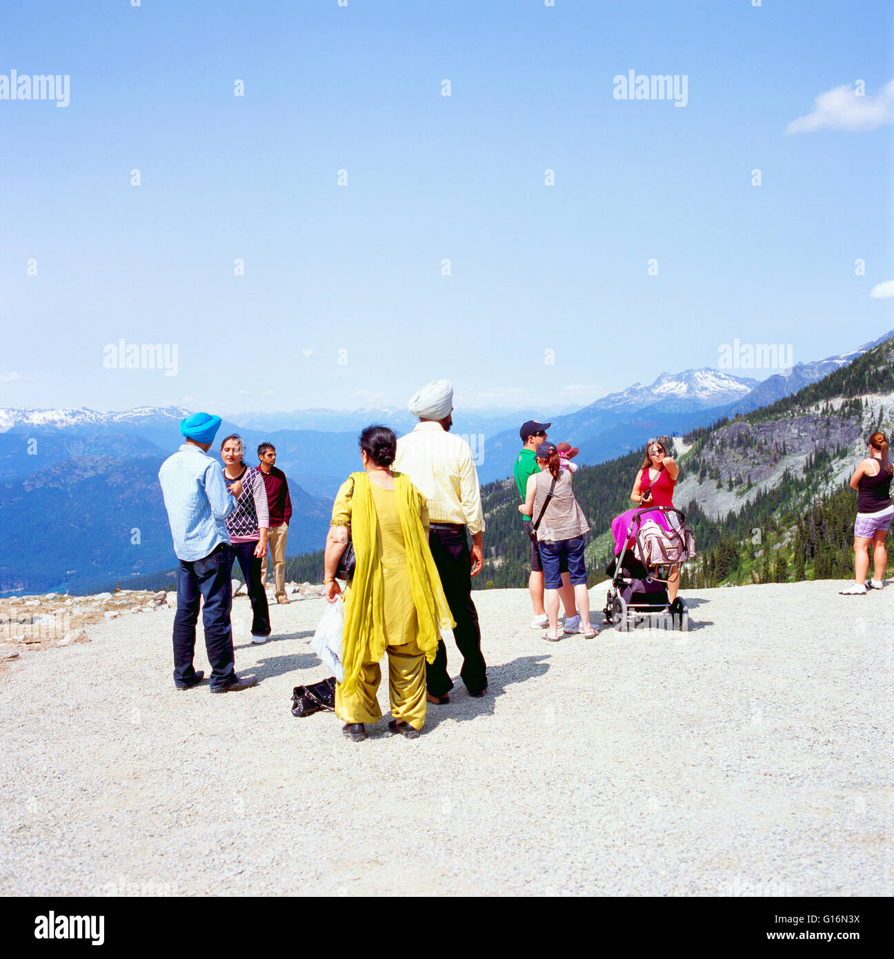 East Indian / South Asian i turisti in visita a Lookout a Whistler, BC, British Columbia, Canada, estate Foto Stock