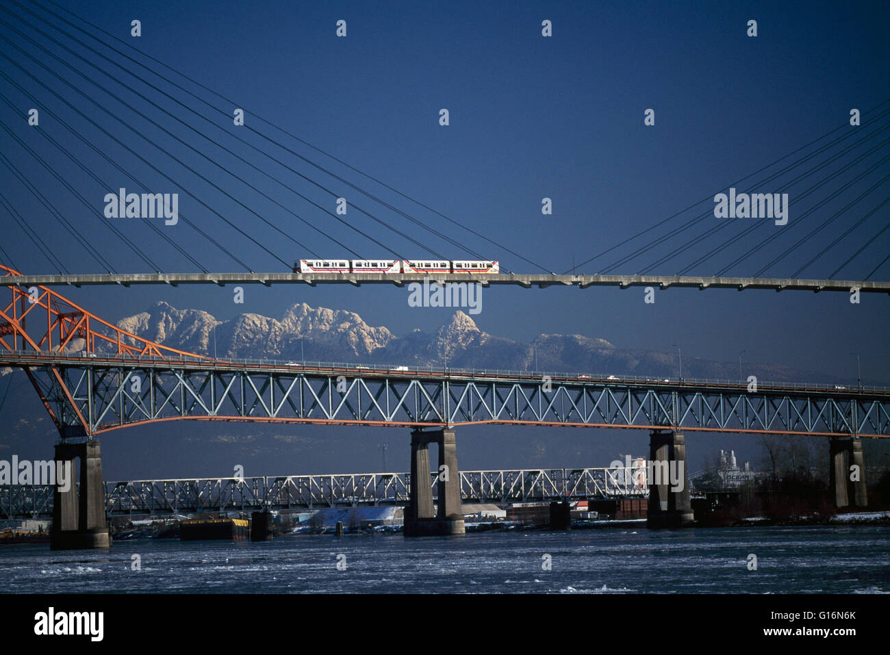 Ponti sul fiume Fraser, New Westminster di Surrey, British Columbia, Canada - Skytrain sul ponte sopraelevato, Pattullo ponte dietro Foto Stock
