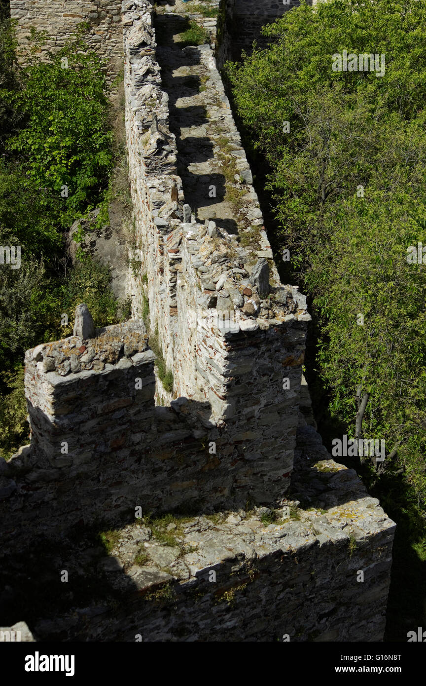 A nord-ovest la torre merlata e la passerella (a parete a piedi) realizzato dal locale di pietre di granito miscelati con marmi & mattoni.Kavala castle Foto Stock