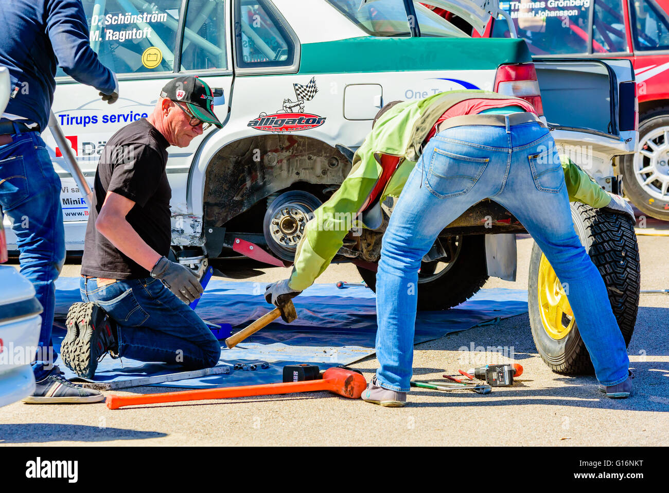 Emmaboda, Svezia - 7 Maggio 2016: 41a sud il Rally di Svezia nel deposito di servizio. Team Schonstrom (114) Volvo 940 ottiene un posteriore danneggiato w Foto Stock