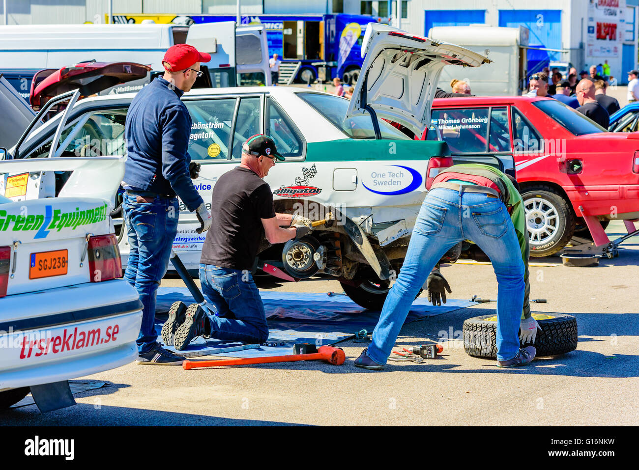 Emmaboda, Svezia - 7 Maggio 2016: 41a sud il Rally di Svezia nel deposito di servizio. Team Schonstrom (114) Volvo 940 ottiene un posteriore danneggiato w Foto Stock