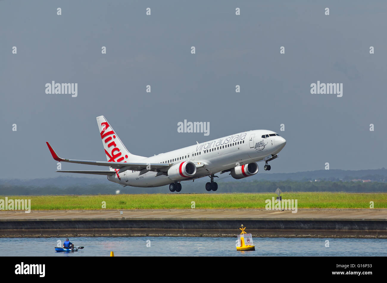 Una Vergine Australia Boeing 737 decolla da Sydney. Foto Stock