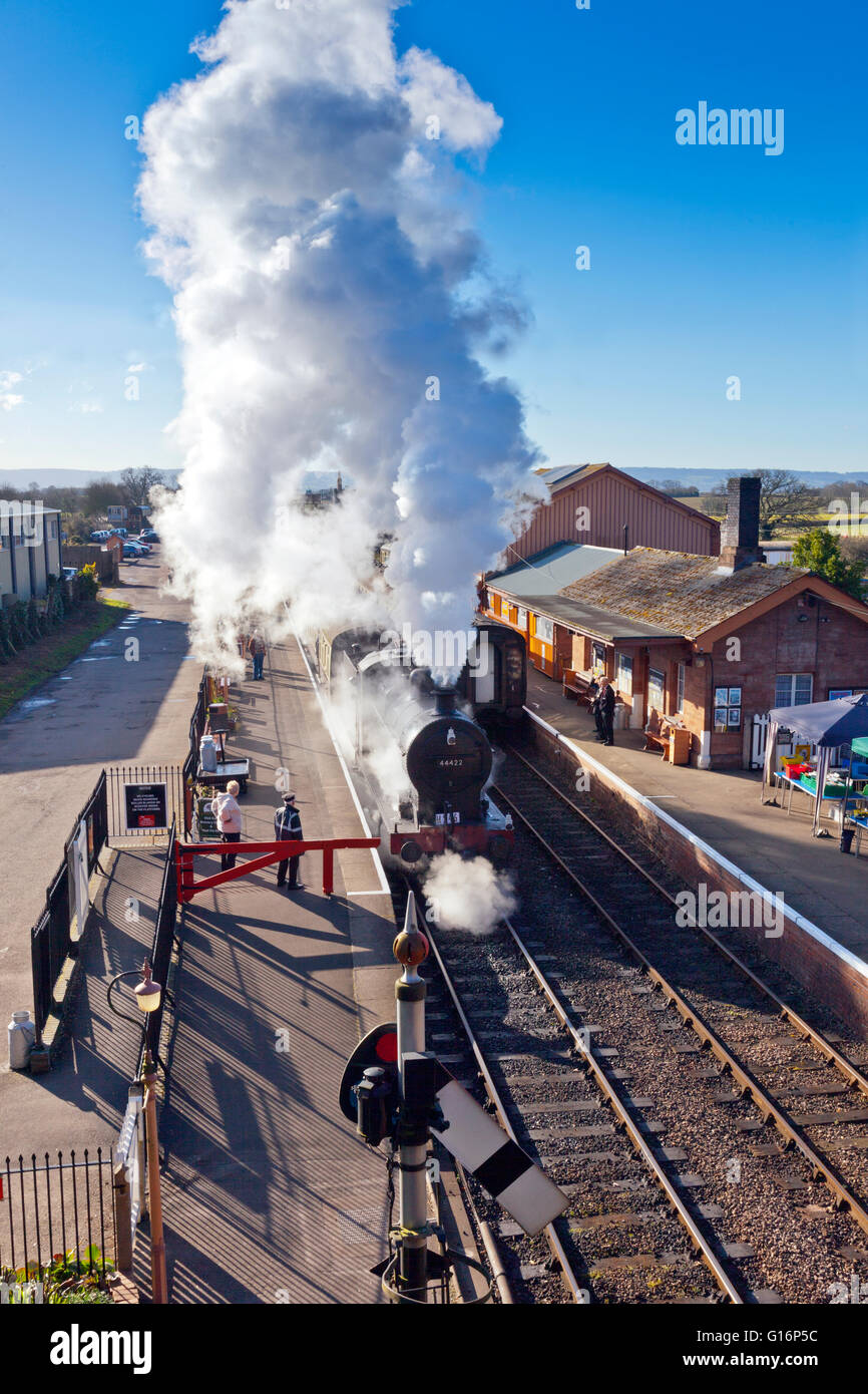 Un treno locale per Minehead rende una drammatica partenza da Vescovi Lydeard stazione sul West Somerset Railway, England, Regno Unito Foto Stock
