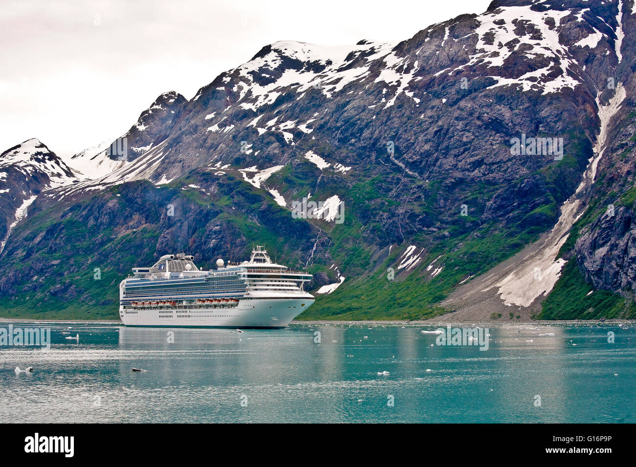 Grande nave da crociera lumbers cautamente verso la tidewater ghiacciai nel Parco Nazionale di Glacier Bay. Foto Stock