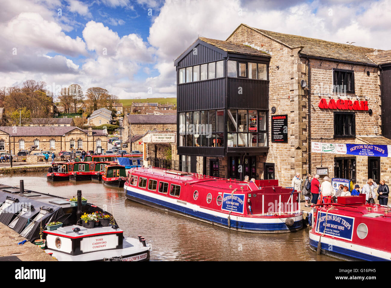 Narrowboats sul Leeds e Liverpool Canal a Skipton, North Yorkshire, Inghilterra, Regno Unito Foto Stock