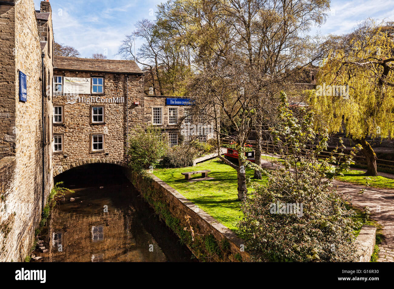 Alta Corn Mill, a fianco del canale Leeds-Liverpool a Skipton, North Yorkshire, Inghilterra, Regno Unito. Foto Stock