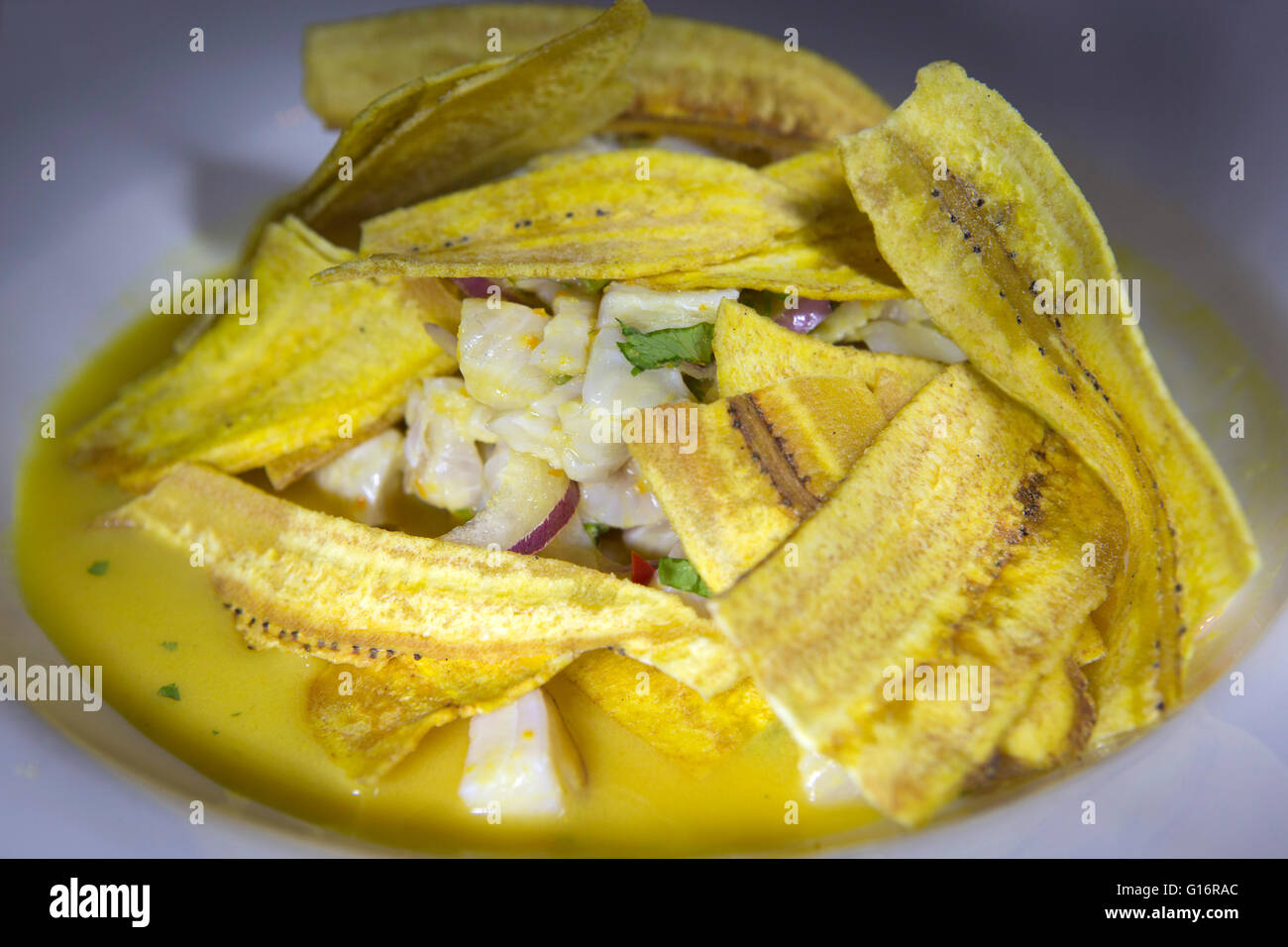 Spigola cerviche servita con la manioca e pejibaye chip in San Jose, Costa Rica. Il piatto di pesce è popolare in America centrale. Foto Stock