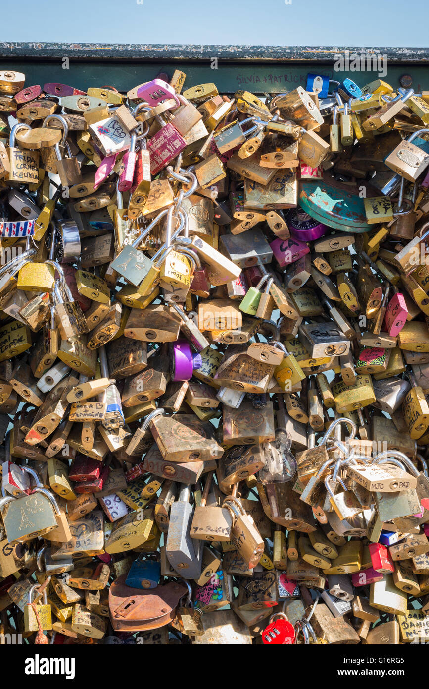 Chiudere l immagine dei lucchetti bloccati collocata sul ponte di ringhiere di Pont des Arts, Parigi, Francia Foto Stock
