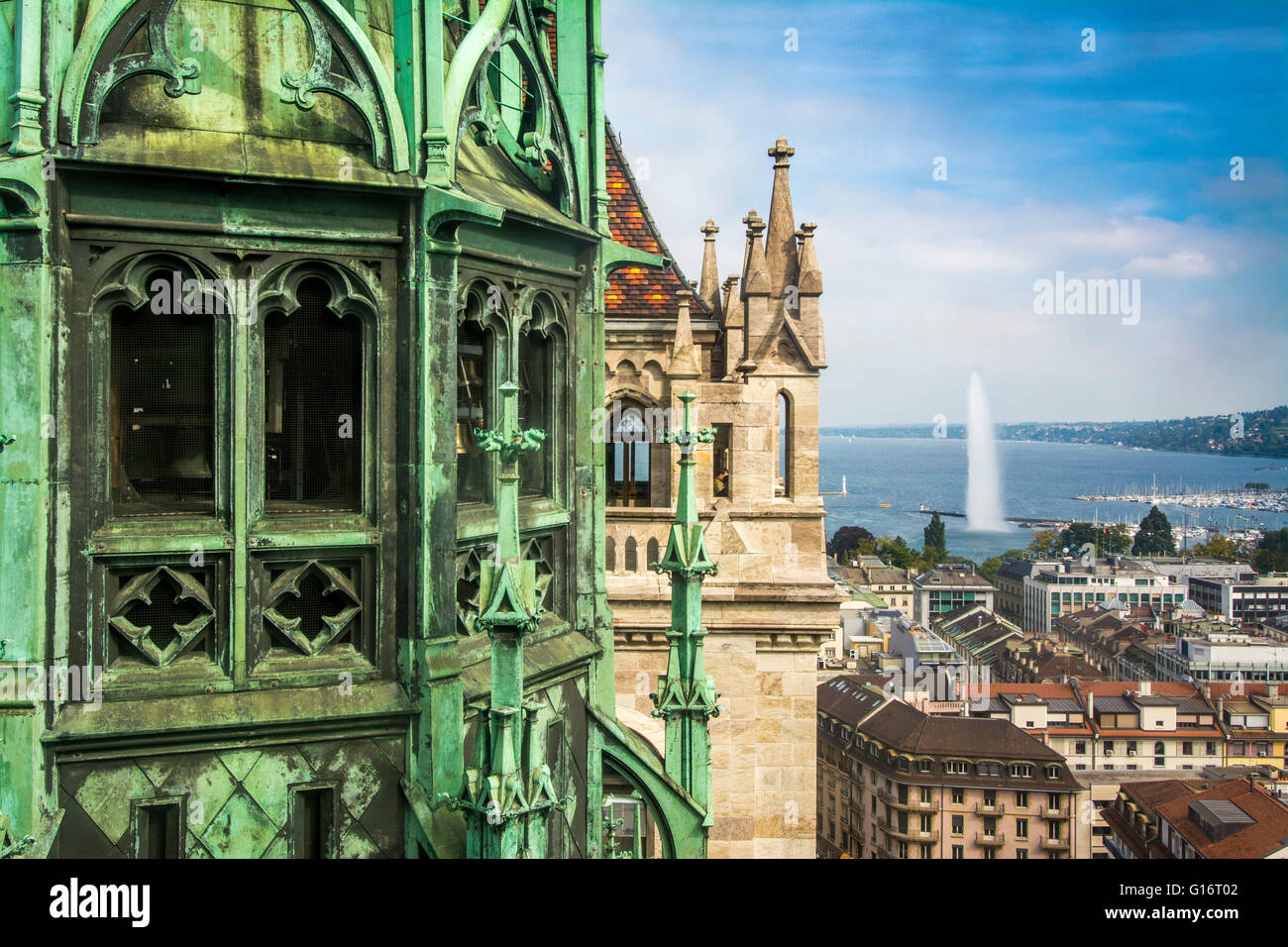 Vista aerea del Lago di Ginevra e del Jet d'eau presi da una torre della cattedrale di Saint Pierre, Ginevra, Svizzera Foto Stock