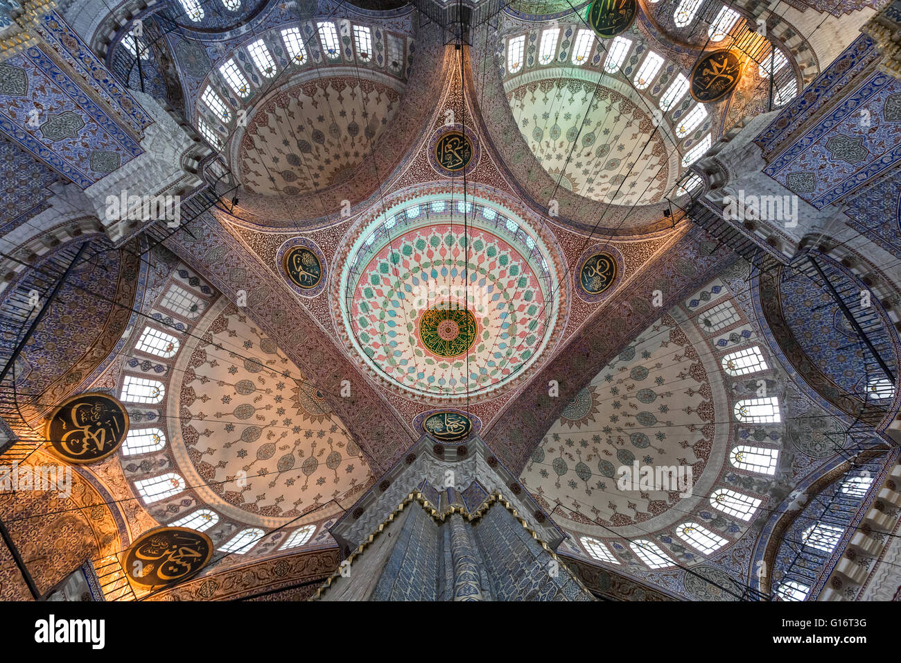 Cupole della Nuova Moschea conosciuta anche come Yeni Cami, Istanbul, Turchia Foto Stock