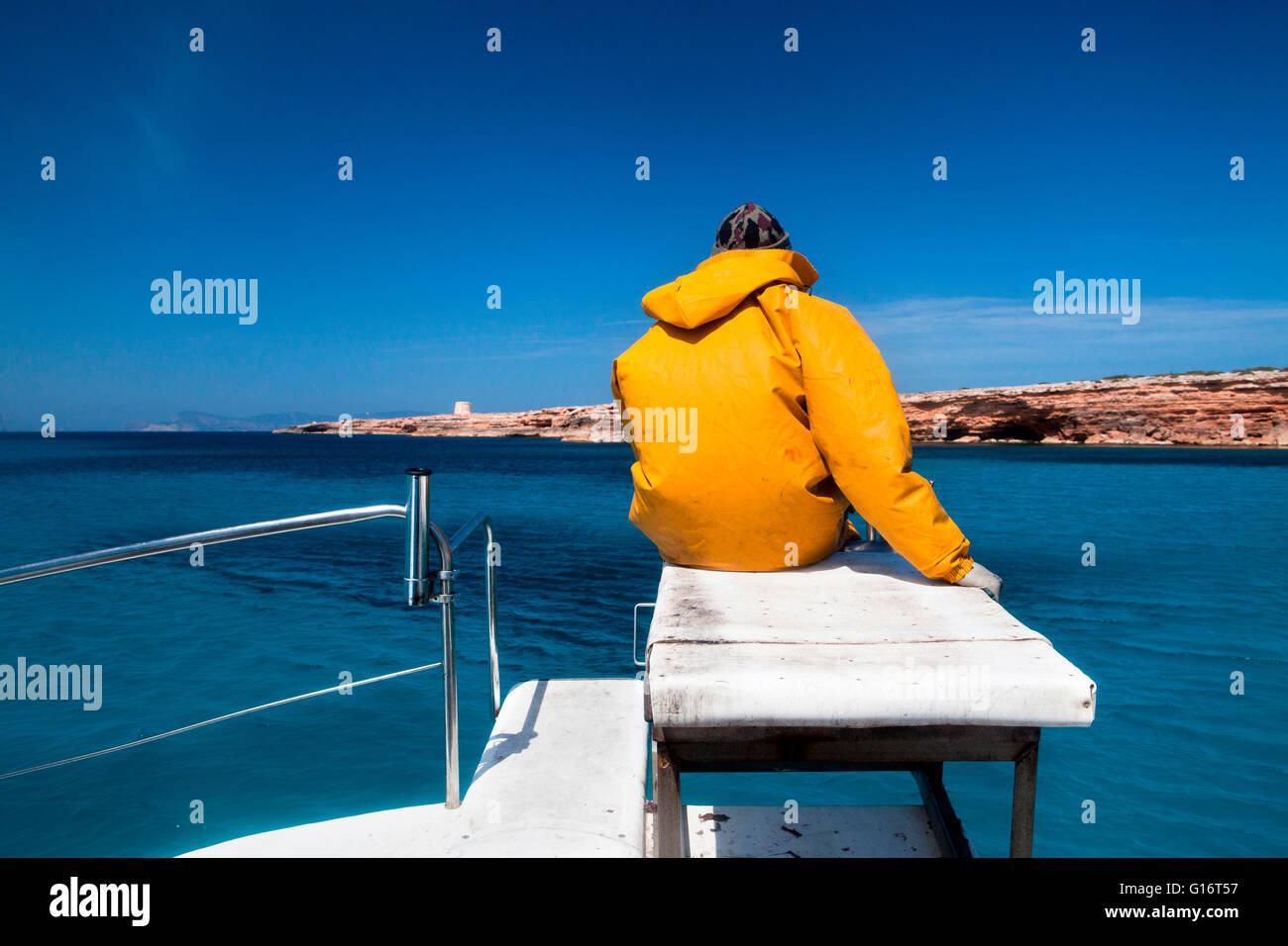 Un pescatore di pesca nella parte anteriore della Punta Sa Gavina. Formentera (Isole Baleari). Foto Stock