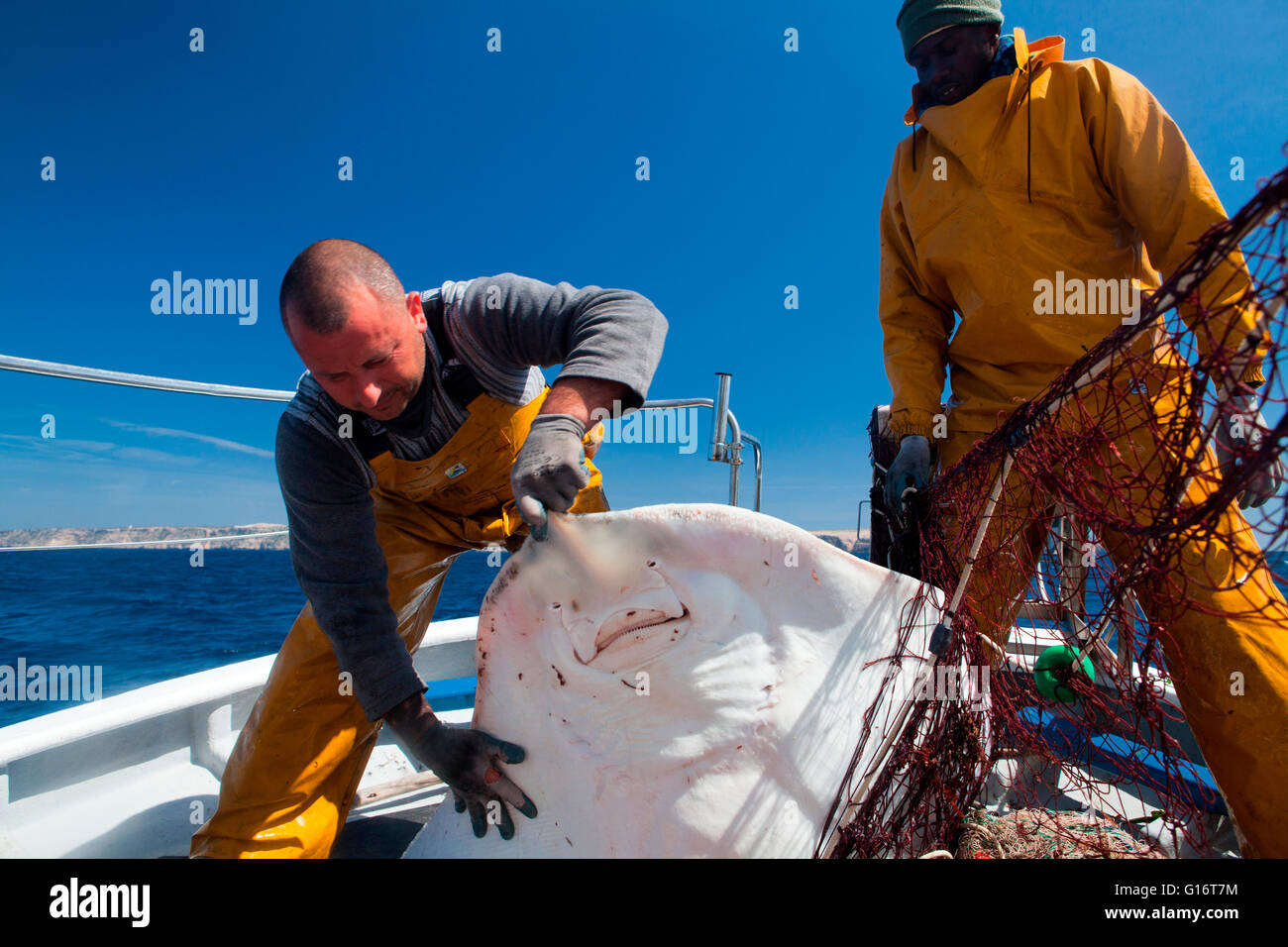 Due pescatori pesca nella parte anteriore della Punta Rasa. Formentera (Isole Baleari). Foto Stock