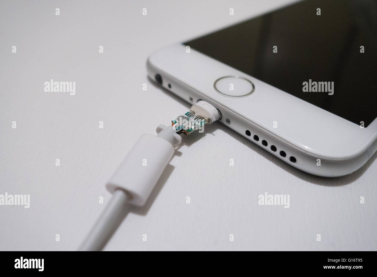 Iphone rotto cavo di ricarica Foto stock - Alamy