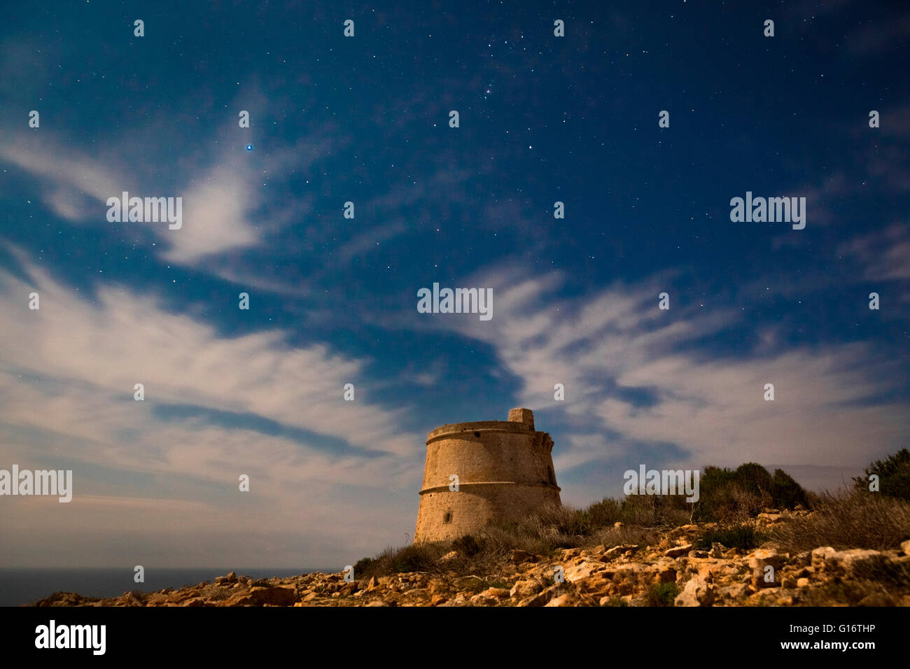 La torre di Es Garroveret di notte, vicino al faro di Es Cap de Barbaria. (Formentera, isole Baleari). Foto Stock