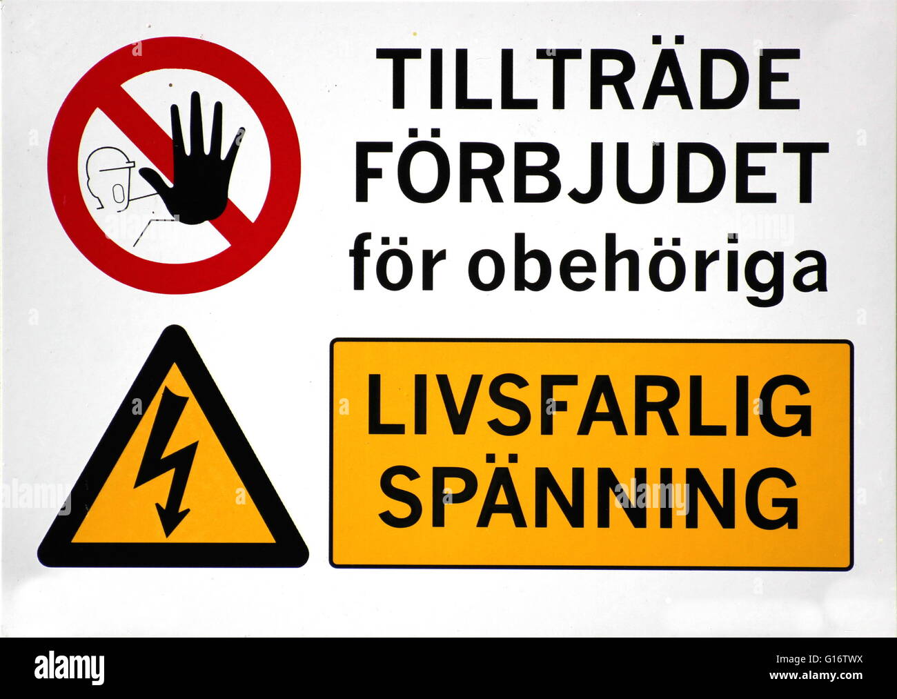 Svedese segno di avvertimento dicendo: 'No la trasgressione. Un pericolo per la vita della tensione'. Foto Stock
