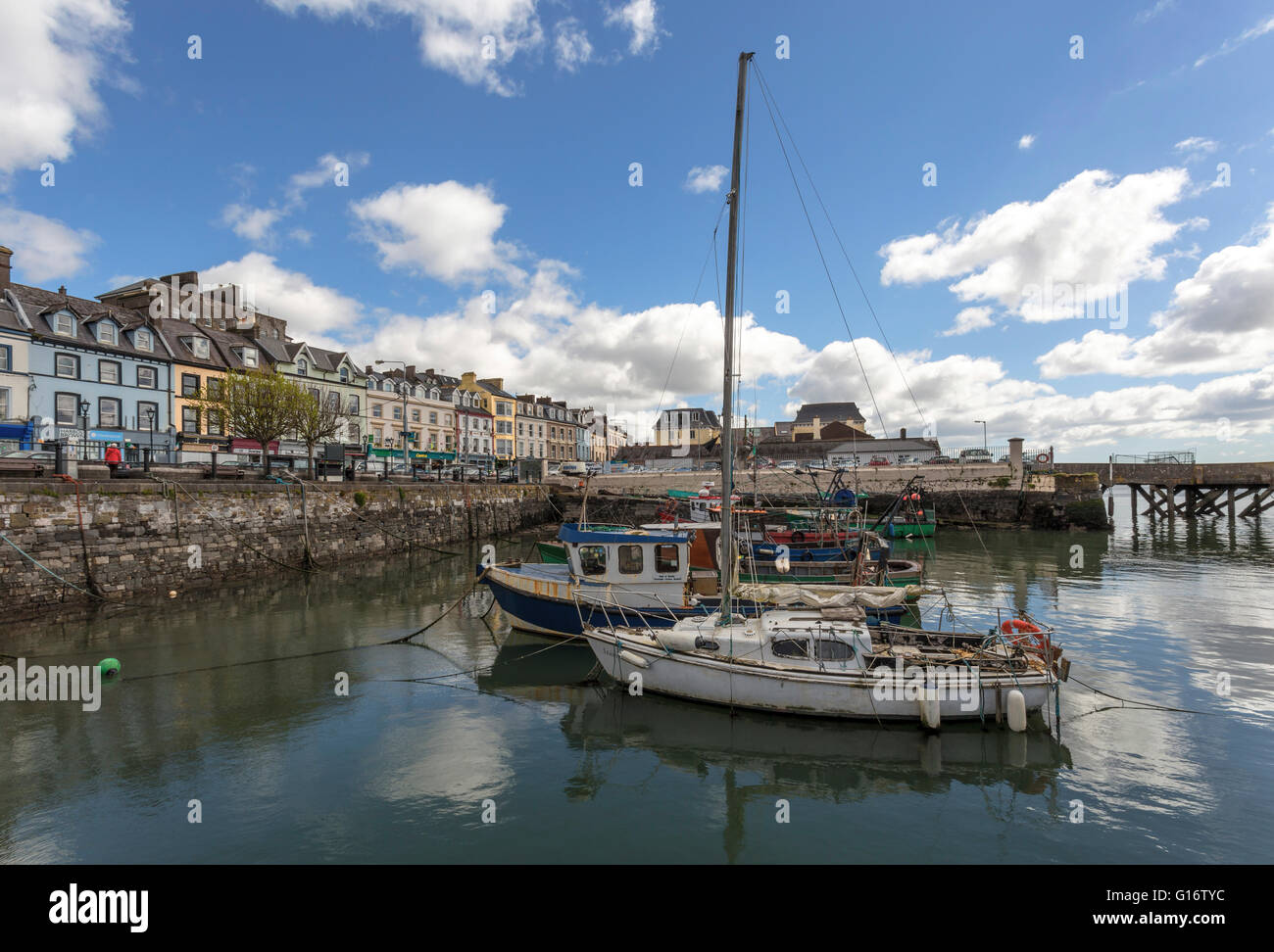 Colorata architettura lungo il litorale di Cobh Harbor, Cork, nella contea di Cork, Provincia di Munster, Repubblica di Irlanda. Foto Stock