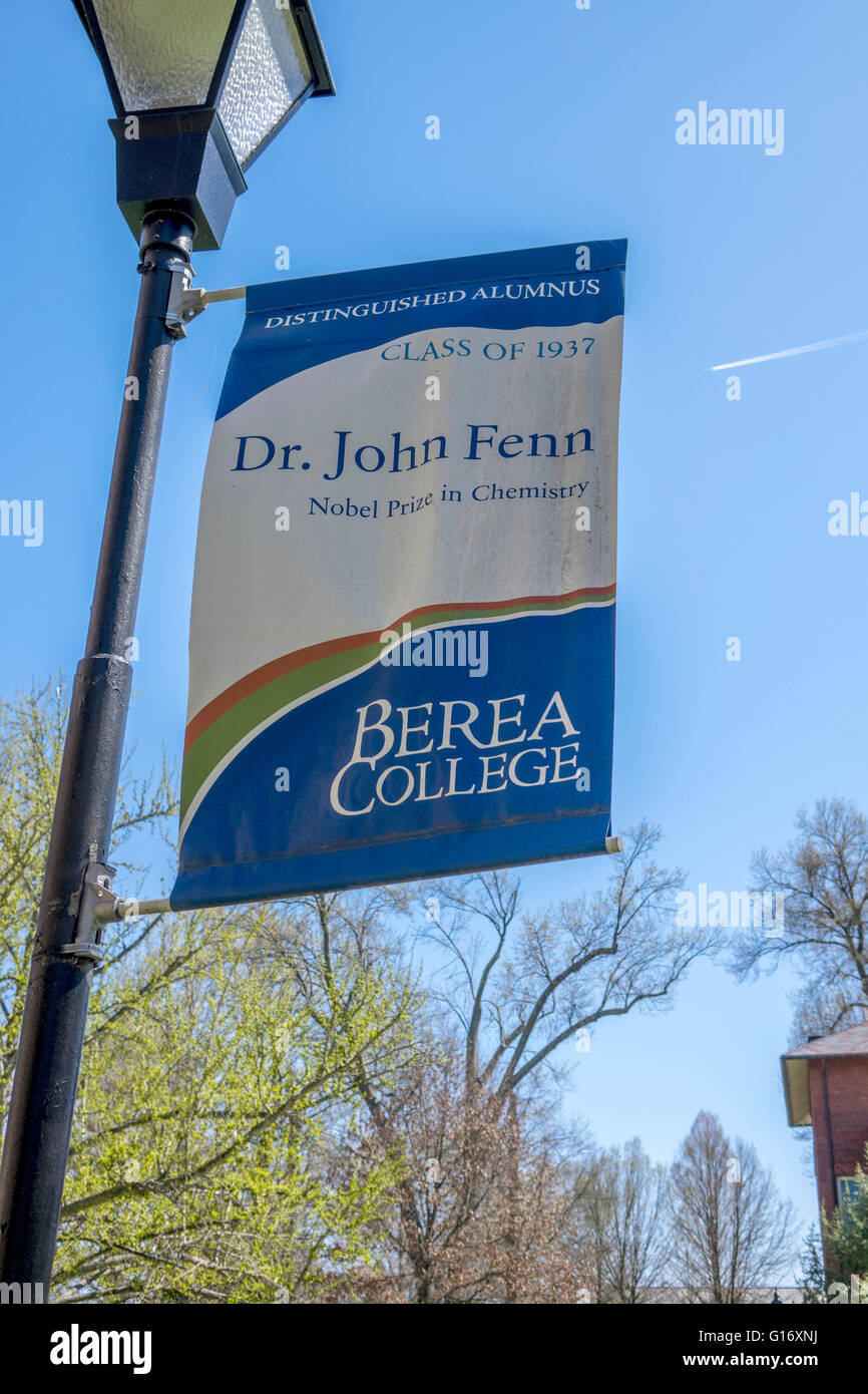Un banner riconoscendo Dr John Fenn un alunno del Collegio di Berea su una lampada posta sul campus a Berea, Kentucky Foto Stock