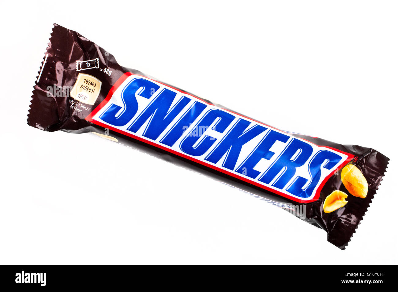 LONDON, Regno Unito - 6 Maggio 2016: Un integro Snickers barra di cioccolato fabbricati da Mars Inc, raffigurato su un semplice sfondo bianco o Foto Stock