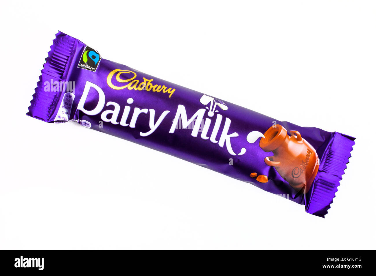 LONDON, Regno Unito - 6 Maggio 2016: non aperti al latte di barra di cioccolato fabbricato da Cadbury, raffigurato su un semplice sfondo bianco. Foto Stock