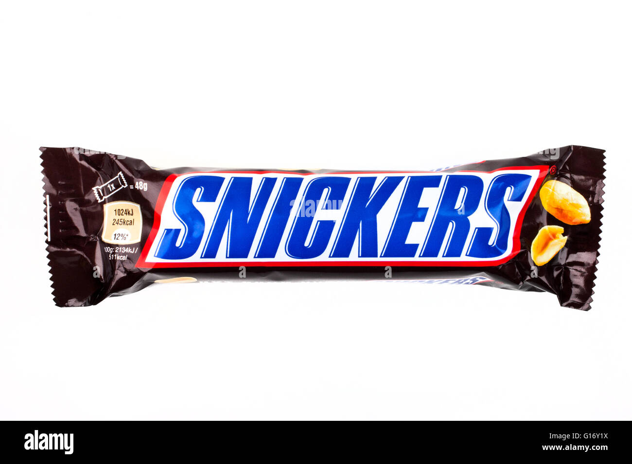 LONDON, Regno Unito - 6 Maggio 2016: Un integro Snickers barra di cioccolato fabbricati da Mars Inc, raffigurato su uno sfondo bianco. Foto Stock