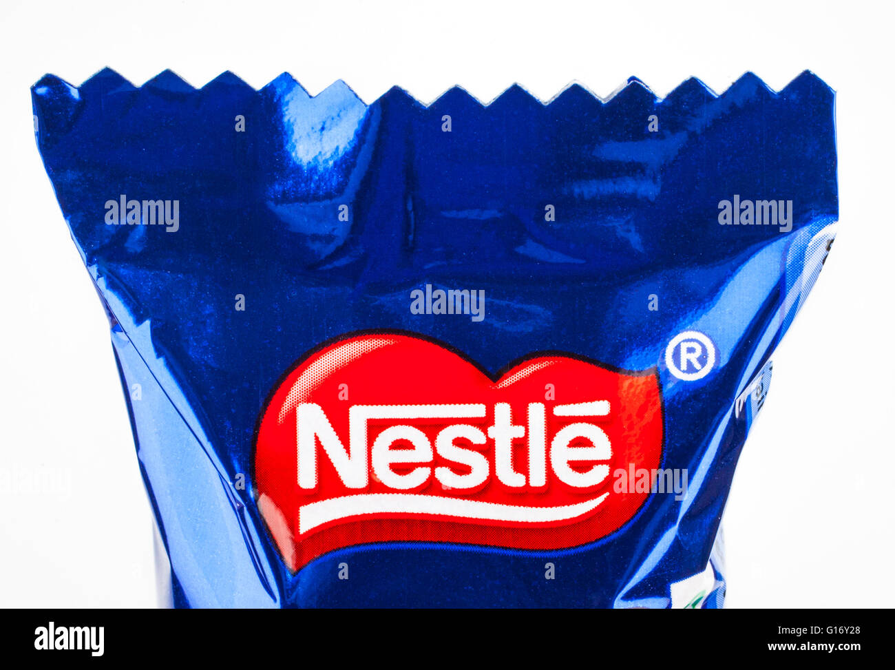 LONDON, Regno Unito - 6 Maggio 2016: un close-up di Nestlé logo su uno dei loro prodotti dolciari, raffigurato su una carta bianca comune e nuova bac Foto Stock