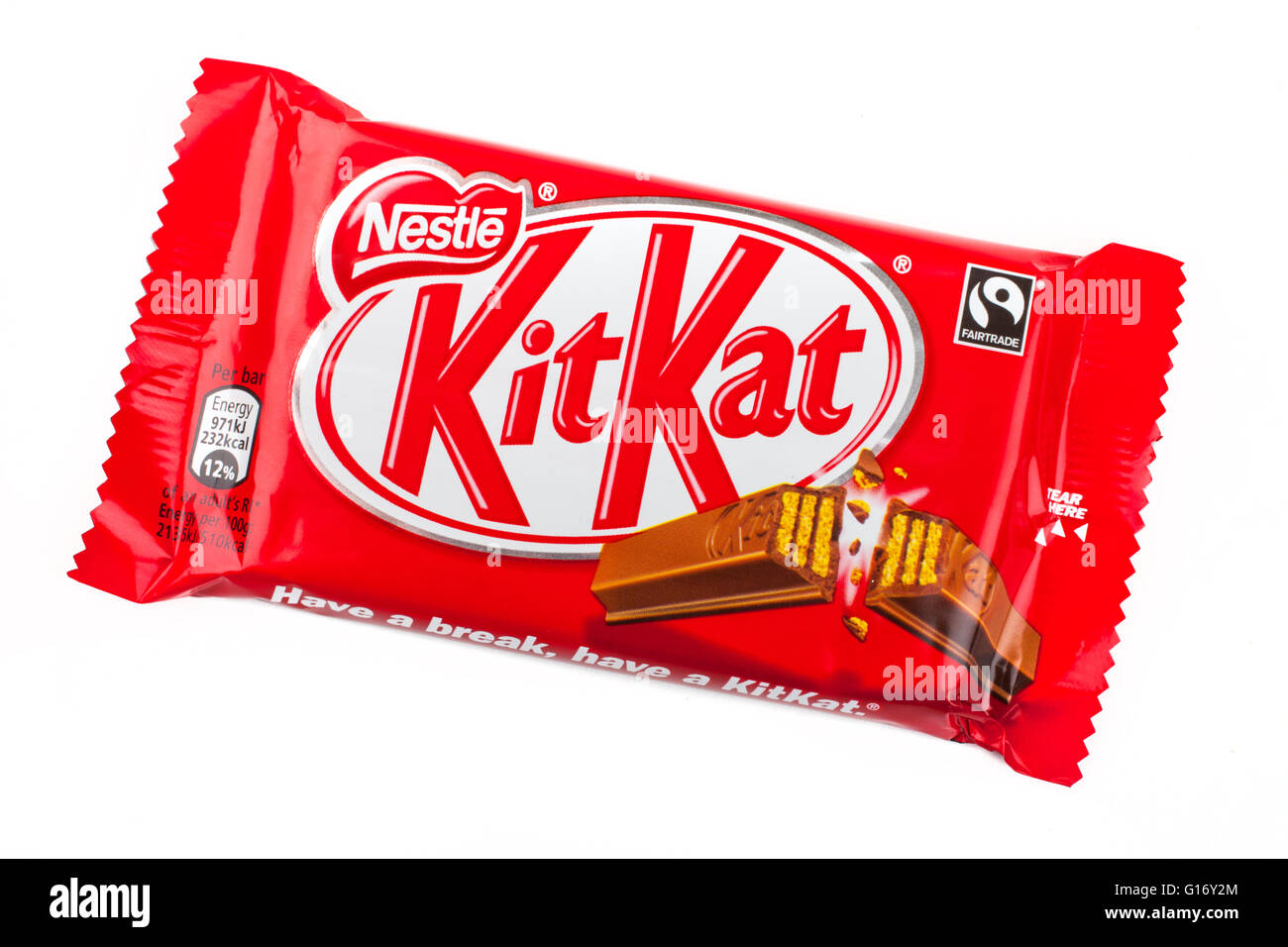 LONDON, Regno Unito - 6 Maggio 2016: Un integro Kit Kat barra di cioccolato fabbricato da Nestlé, raffigurato su un semplice sfondo bianco su 6 Foto Stock