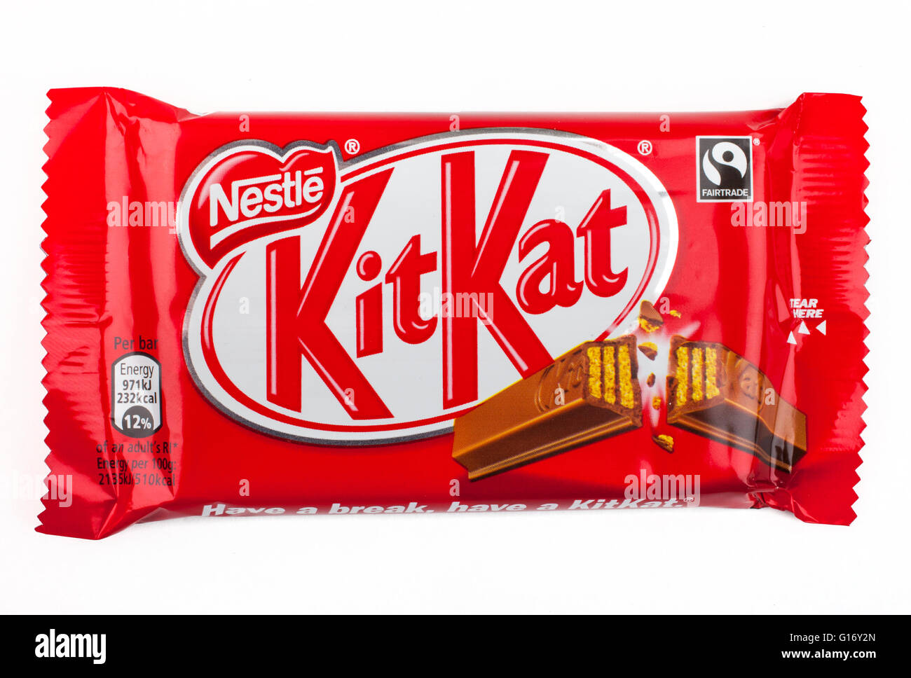 LONDON, Regno Unito - 6 Maggio 2016: Un integro Kit Kat barra di cioccolato fabbricato da Nestlé, raffigurato su un semplice sfondo bianco su 6 Foto Stock