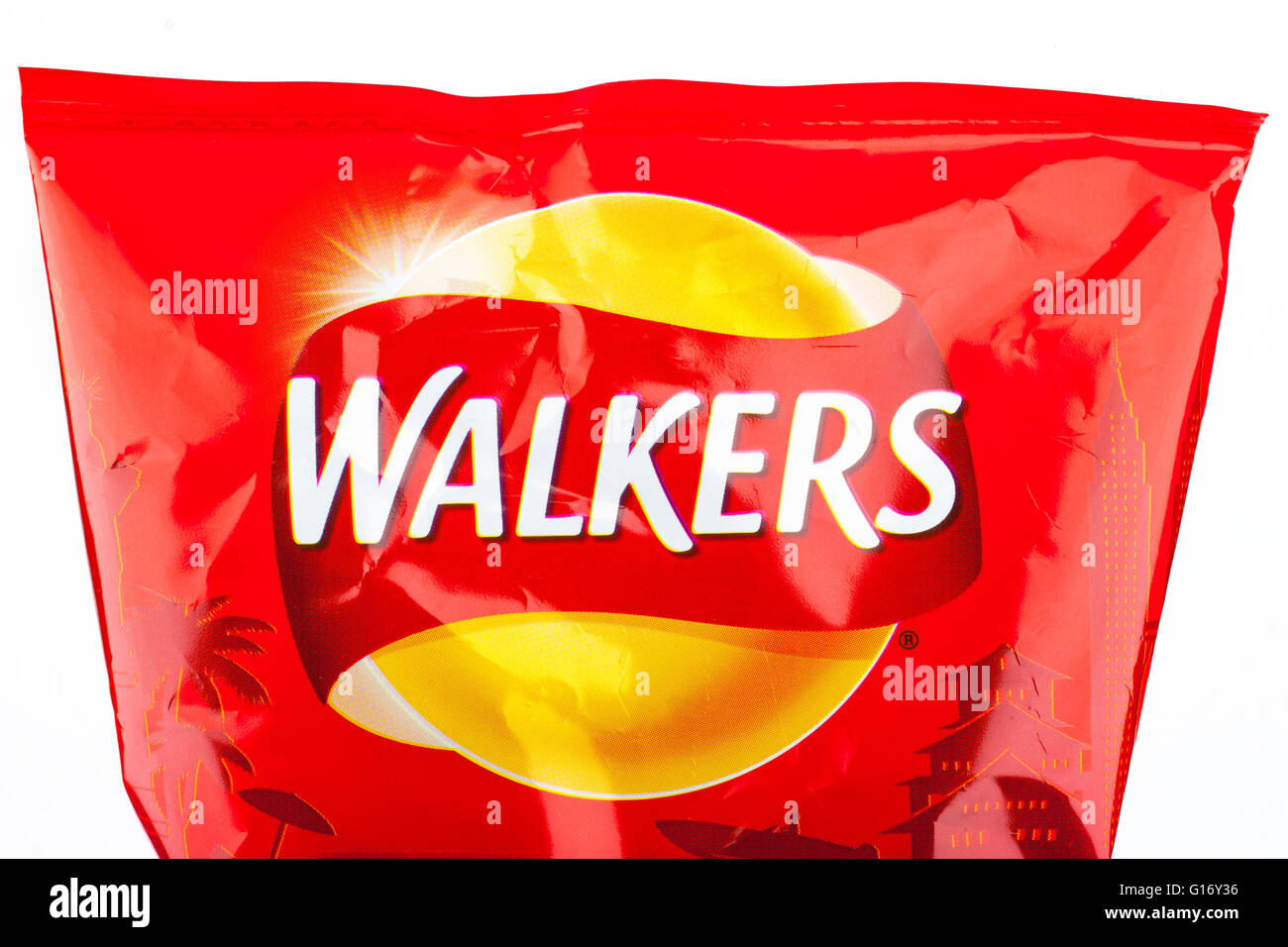 LONDON, Regno Unito - 6 Maggio 2016: un close-up della Walkers logo su un pronto salati pacchetto di patatine. Foto Stock