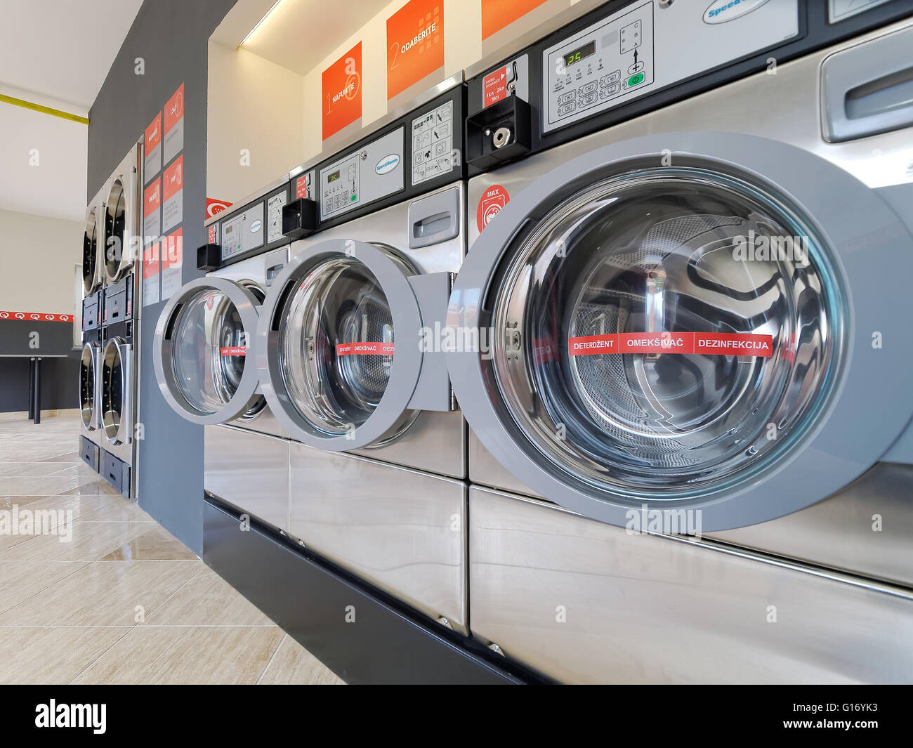 Speedy Queen lavanderia a gettoni macchina di lavaggio e di asciugatura a Pola, in Croazia. Foto Stock