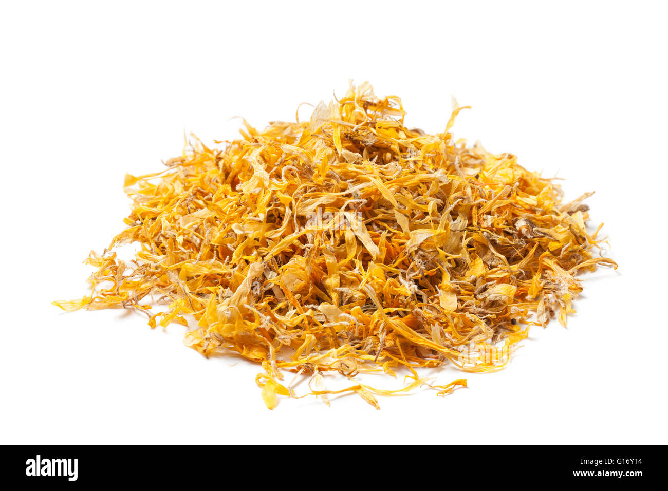 Рile di fiori secchi e fiori di calendula su sfondo bianco. Fiori annuali con giallo ad arancione brillante. Foto Stock