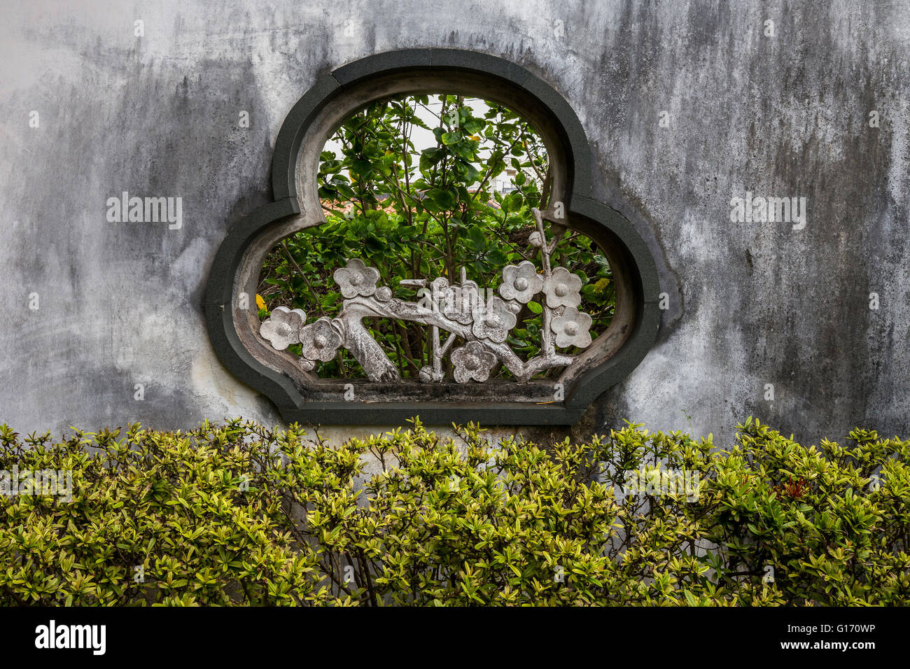 Fukushuen mi- il concetto giapponese di scenario preso in prestito shakkei è utilizzato, nonché locali elementi di Okinawa di piante e alberi Foto Stock