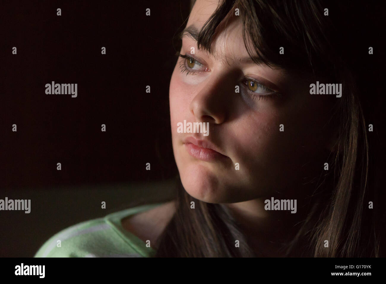 Una giovane ragazza nel pensiero Foto Stock