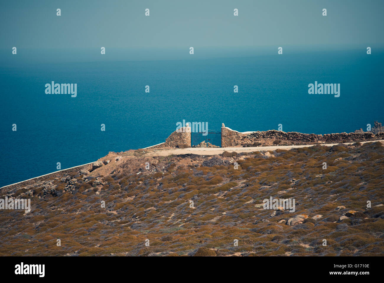 Porta vecchia in riva al mare Foto Stock