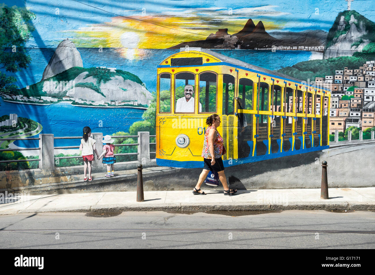 RIO DE JANEIRO - MARZO 24, 2016: passeggiate a piedi nella parte anteriore del coloratissimo street art raffigurante un bonde guida del tram di Santa Teresa Foto Stock