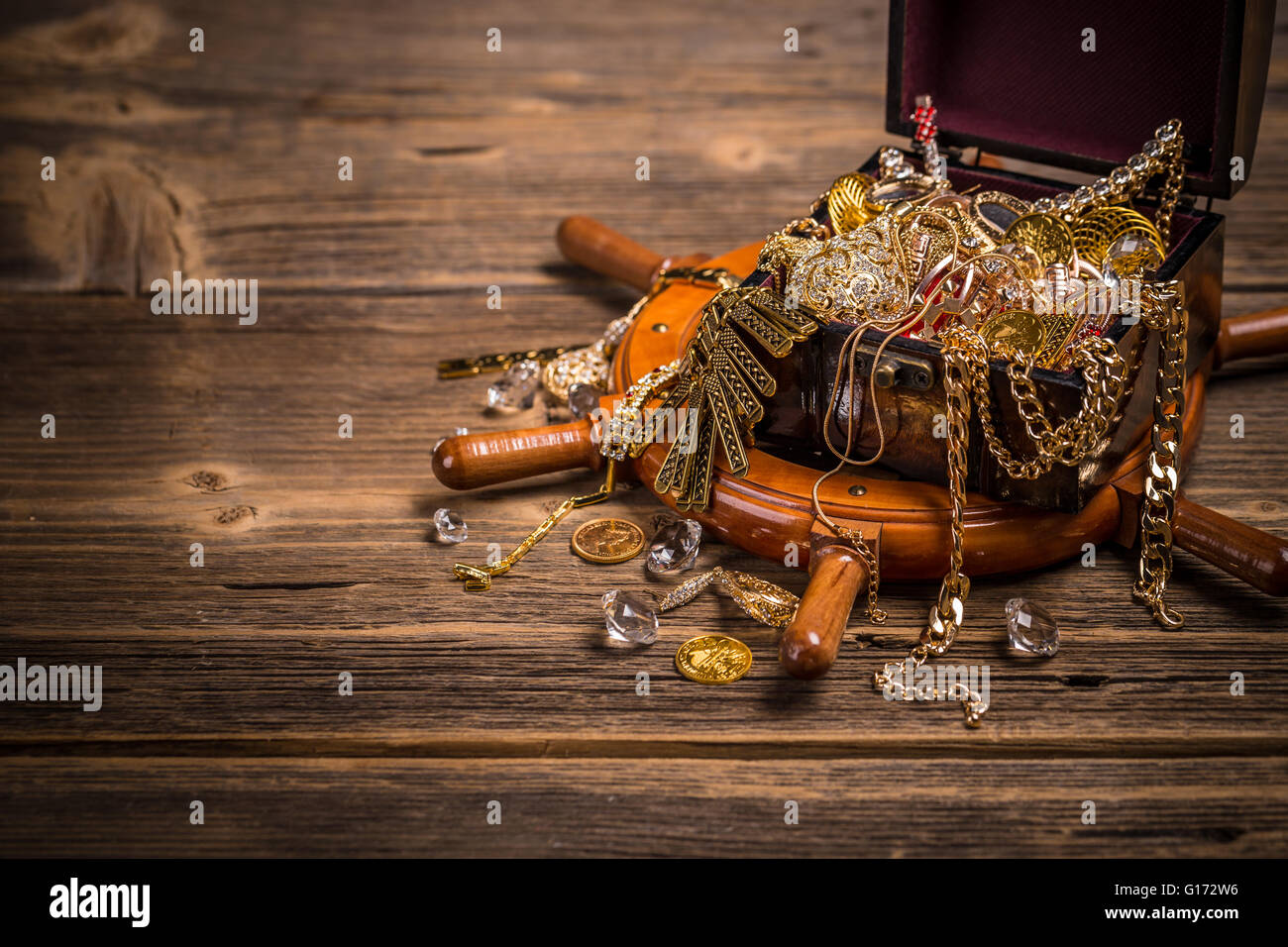 Torace dei pirati con gioielli in oro su sfondo di legno Foto Stock