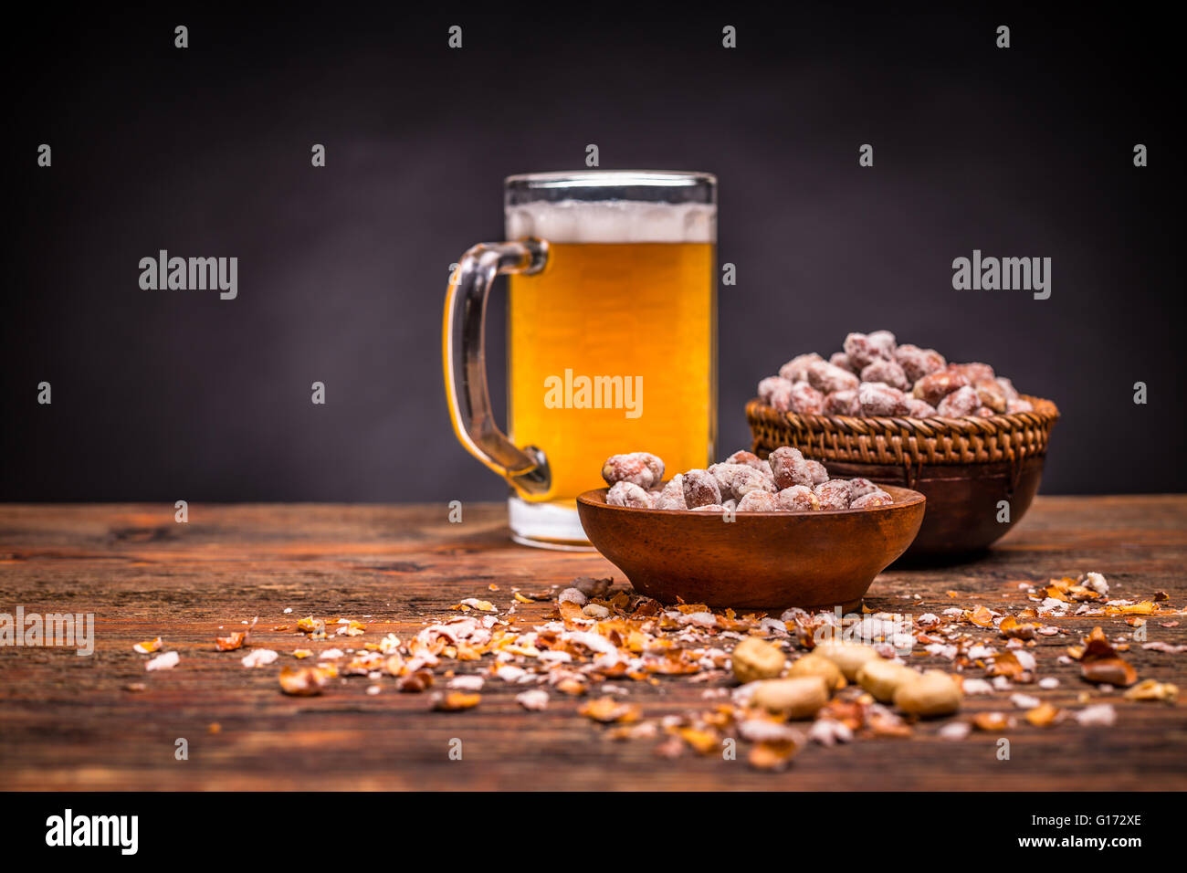 Birra e arachidi tostate con spazio per il testo Foto Stock