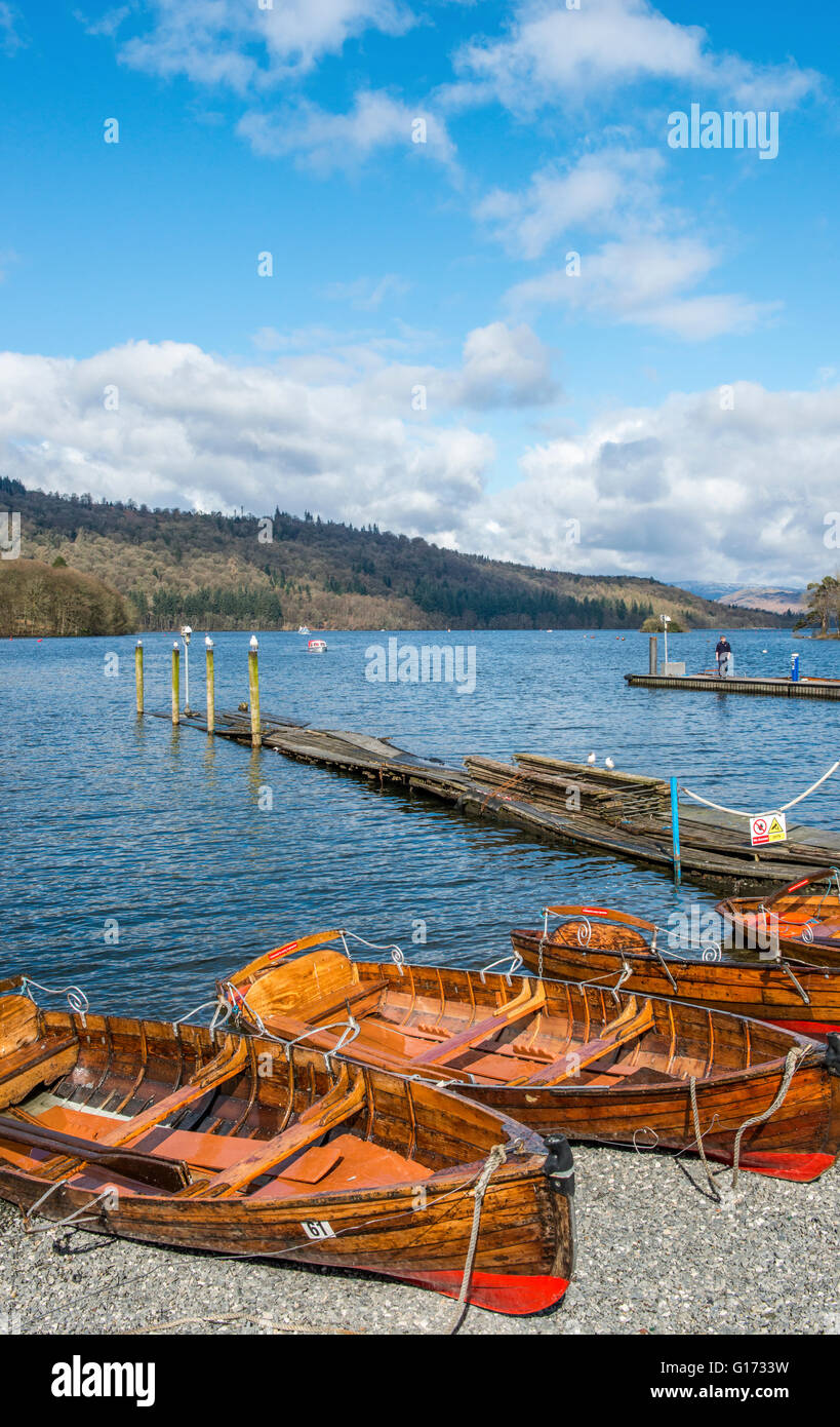 Barche a remi Bowness on Windermere nel Parco nazionale del Lake District Cumbria su una soleggiata giornata di primavera Foto Stock