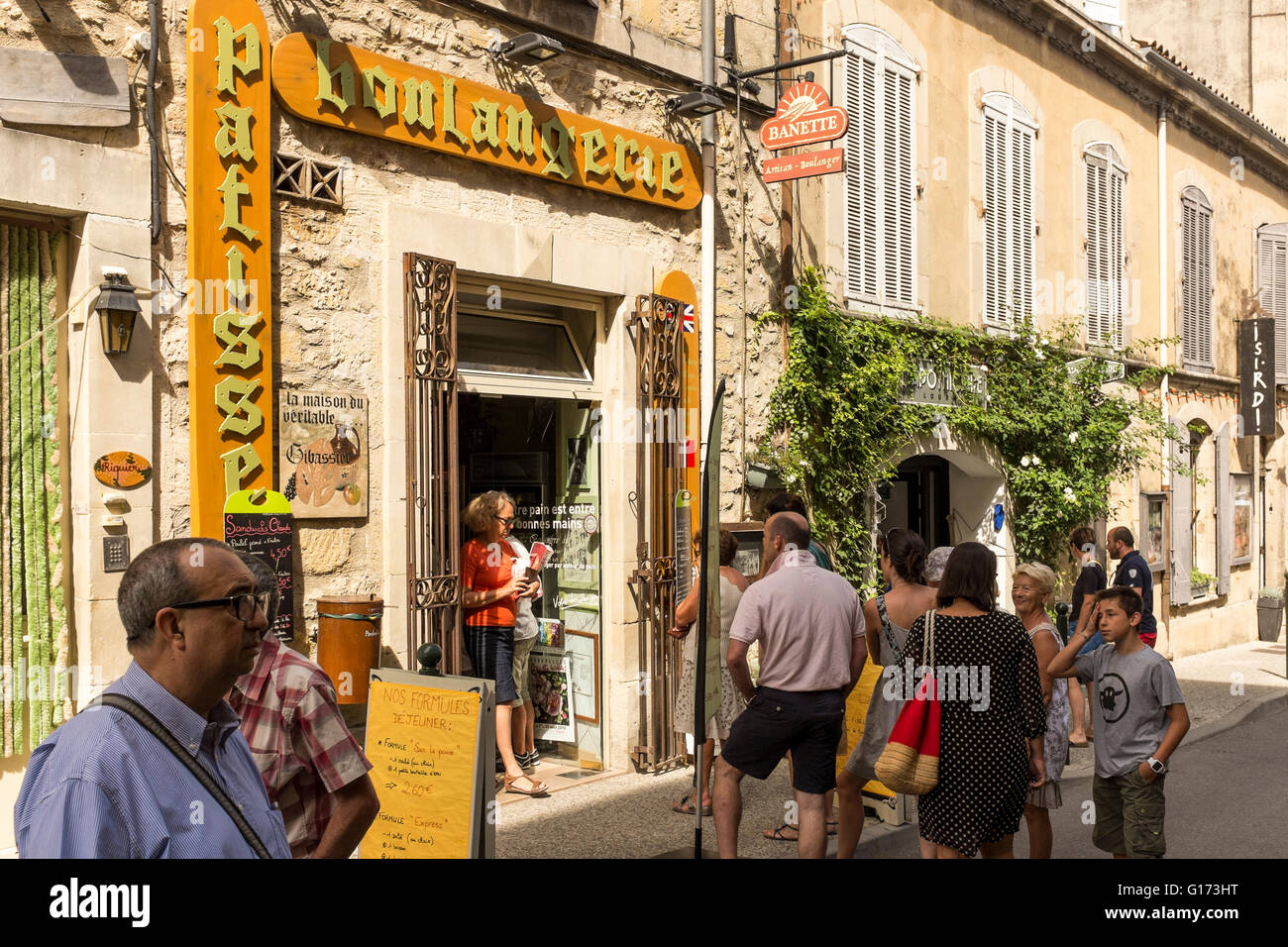 La gente in coda al di fuori di un panettiere del mattino, Lourmarin, Vaucluse, Provence-Alpes-Côte d'Azur, in Francia Foto Stock