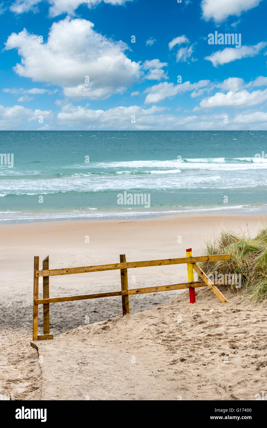 Spiaggia e cielo, bianche rocce Co. Antrim, Irlanda del Nord Foto Stock