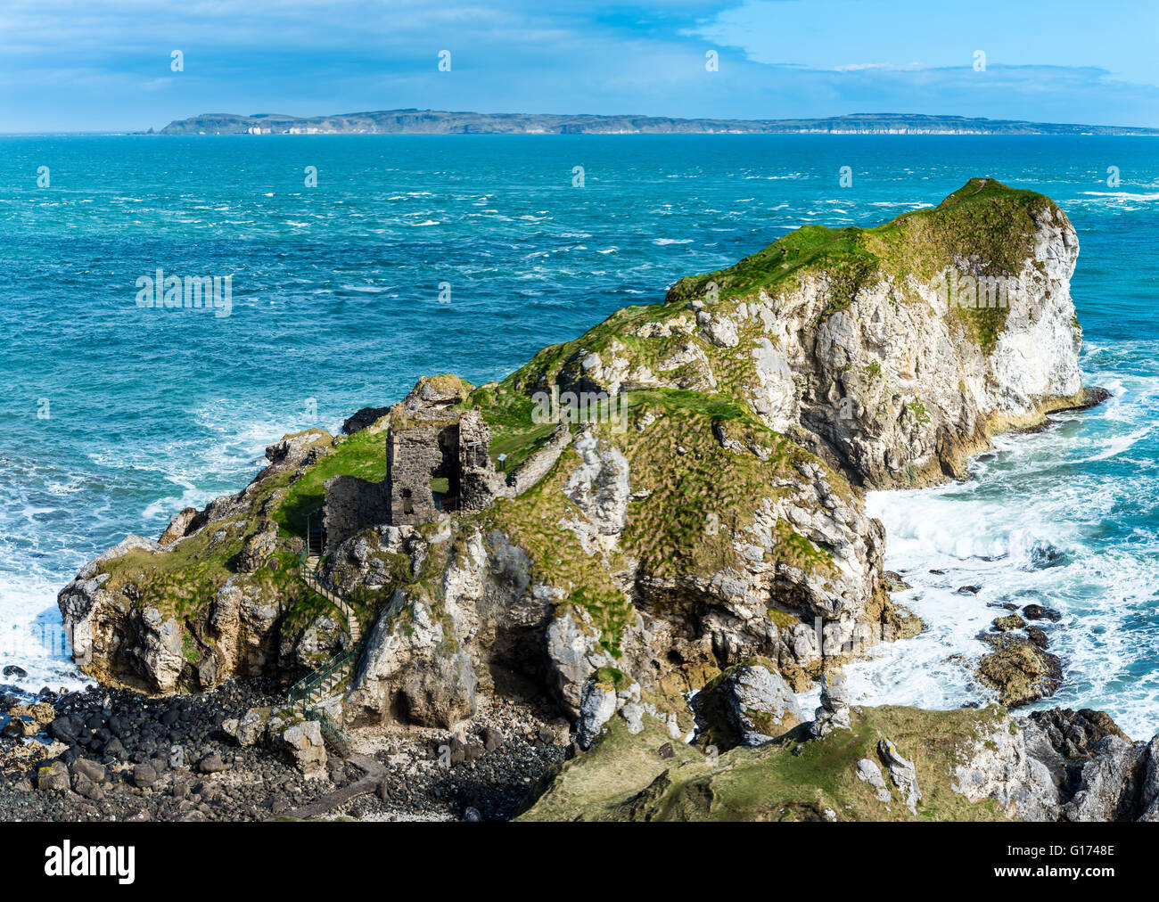 Testa Kinbane e Castello, con l'isola di Rathlin al di là. Co Antrim, Irlanda del Nord. Foto Stock