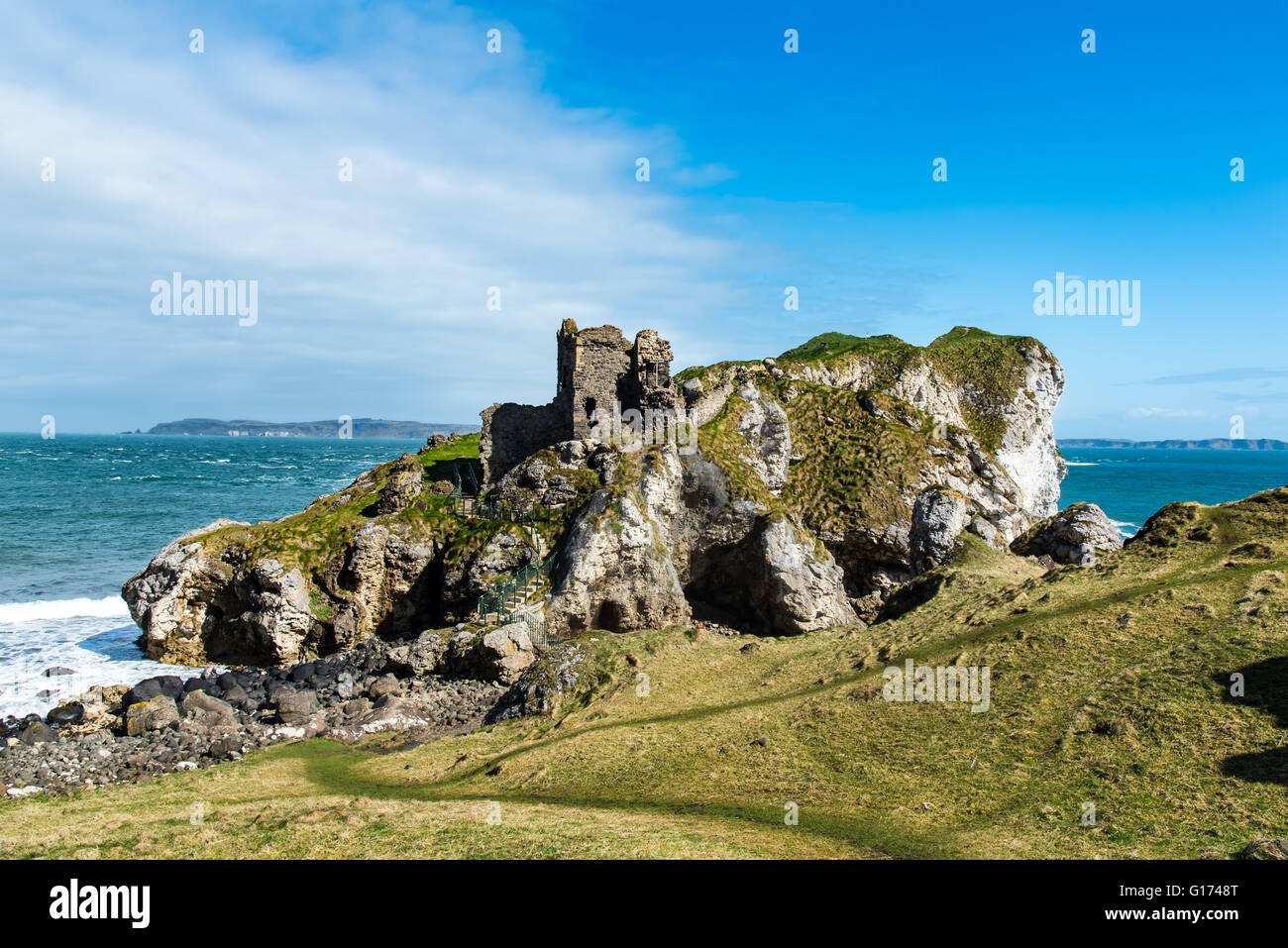 Testa Kinbane e Castello, con l'isola di Rathlin al di là. Co Antrim, Irlanda del Nord. Foto Stock