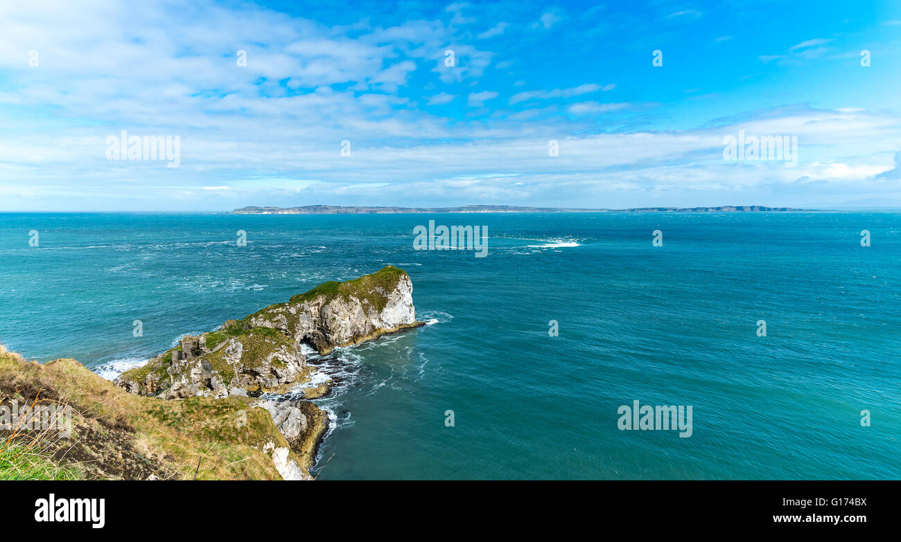 Testa Kinbane e Castello, con l'isola di Rathlin al di là. Co Antrim, Irlanda del Nord. Foto Stock