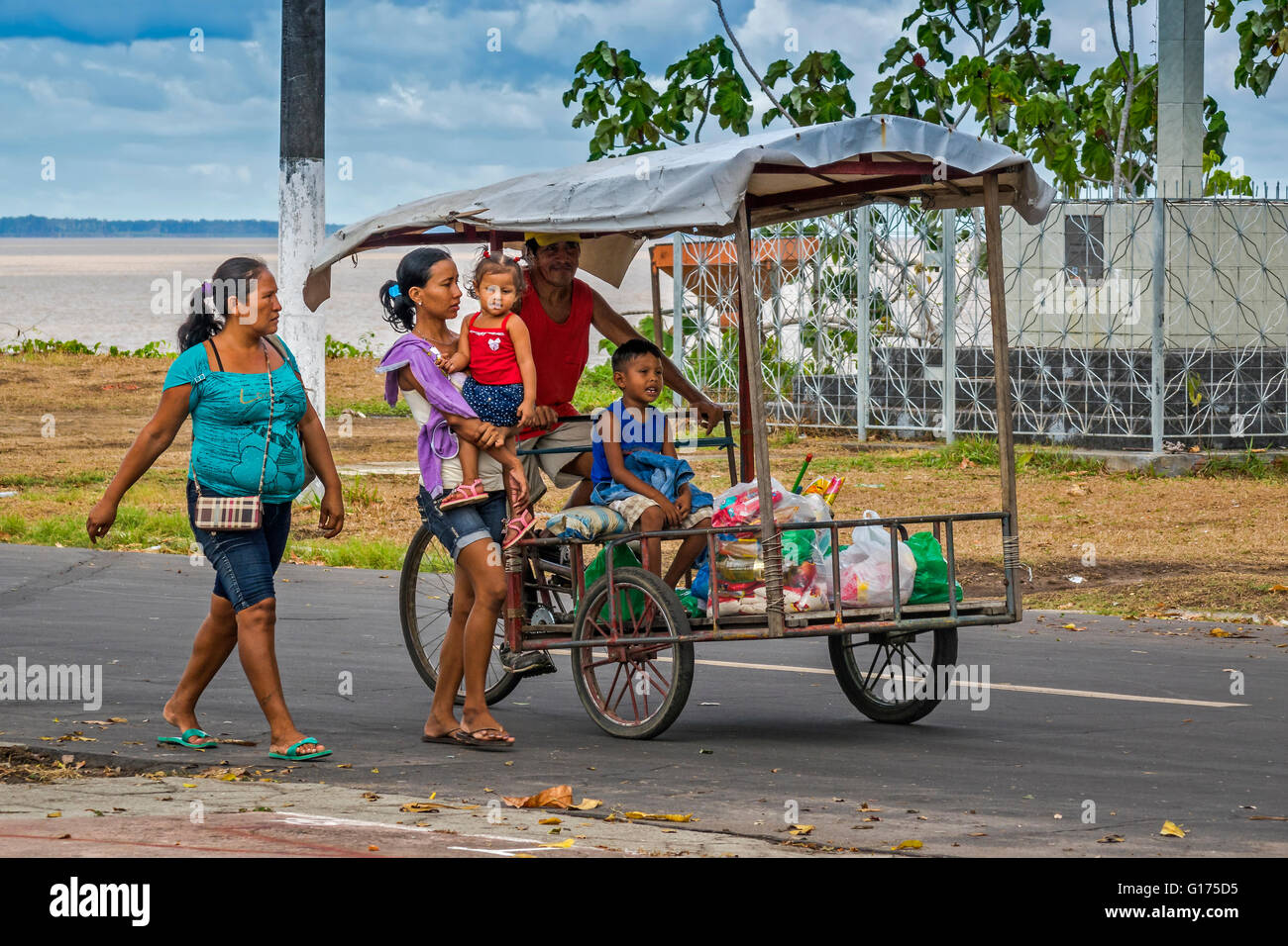 Famiglia a spostare le loro merci per ciclo Rickshaw Parintins Brasile Foto Stock
