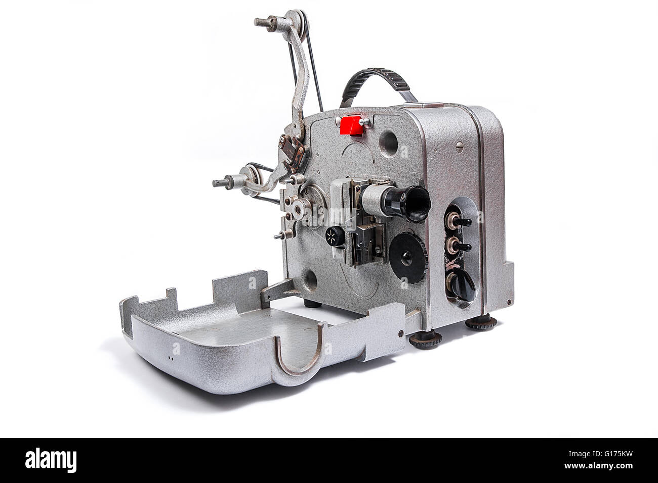 Retrò vecchia bobina proiettore film per il cinema. Filmato analogico proiettore con bobine isolare su sfondo bianco. Foto Stock