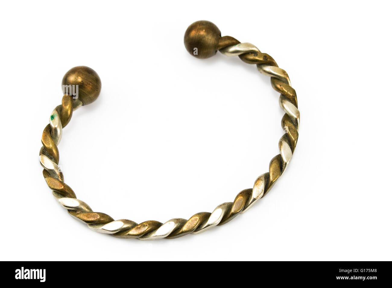Ornato bracciale di metallo isolato su bianco Foto Stock