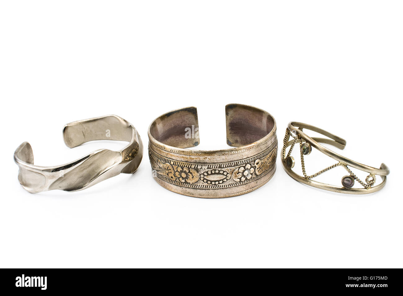 Tre braccialetto argento isolato su bianco Foto Stock